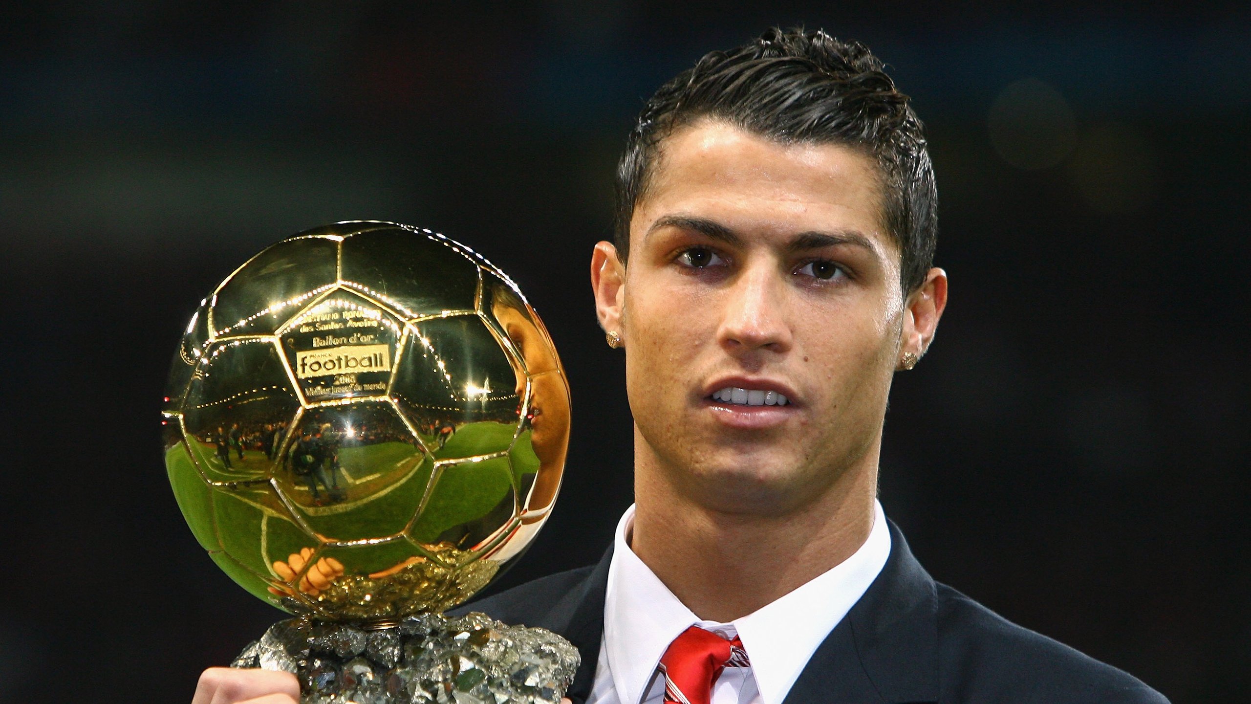 精彩的比赛中球队们展现出无比激情的角逐，精彩纷呈的足球比赛